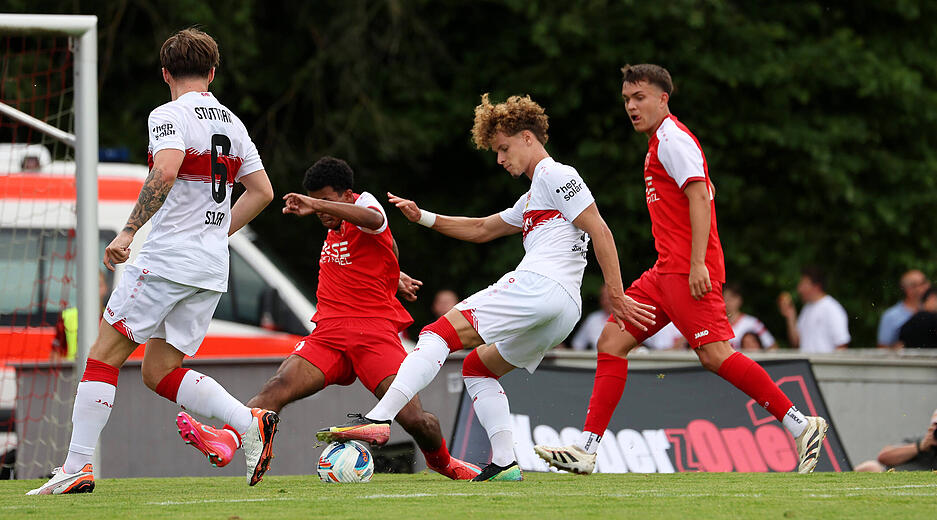Mann der ersten Halbzeit war VfB-Neuzugang Lazar Jovanovic. Das Serben-Talent bereitete zwei Tore vor und erzielte eins selbst.