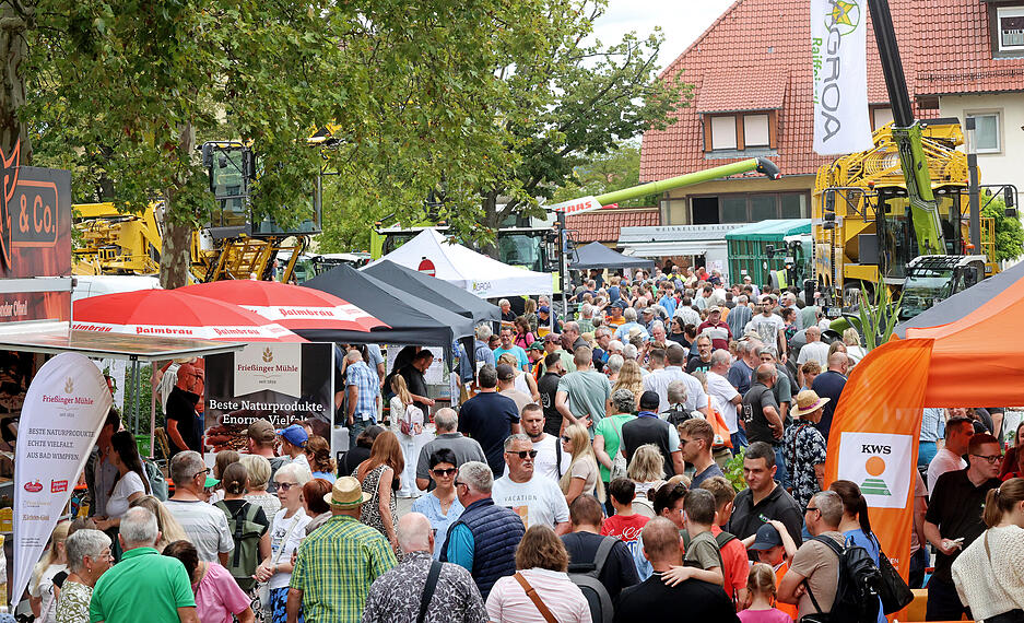 Besucher tummeln sich in Eppingen am Festwochenende zum 125-jährigen Bestehen von Agroa Raiffeisen.