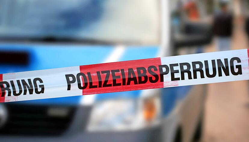 Donnerstagmorgen kurz nach halb sechs h&ouml;ren Anwohner einen Knall. Sp&auml;ter erfahren sie, dass sich der 55-J&auml;hrige in seinem Hof erschoss.
Foto: Alexander/stock.adobe.com