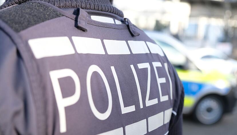 Ein Mann musste nach der Auseinandersetzung in ein Krankenhaus gebracht werden. (Symbolbild)