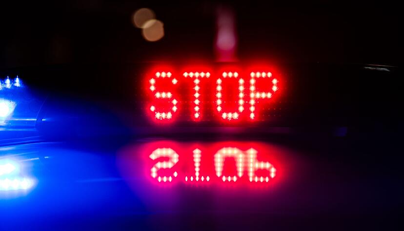 Die Signale zum Anhalten ignorierte der Fahrer. (Symbolbild) Die Signale zum Anhalten ignorierte der Fahrer. (Symbolbild)