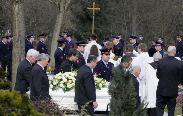 Der Sarg mit den sterblichen &Uuml;beresten eines Opfers des Amoklaufs wird am Samstag beigesetzt.