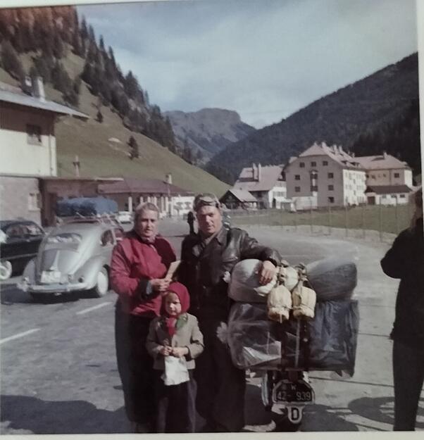 Mit meinen Eltern durfte ich viele schöne Urlaube erleben. 1956, im Alter von knapp 5 Jahren, sind wir mit Verwandten im Auto bereits bis nach Neapel gefahren. Am aufregendsten fand ich jedoch die drei Fahrten mit dem Motorrad NSU Lux zu dritt mit Zelt und Koffer (Heimfahrt noch mit 2 Flaschen Wein) zum NSU-Lido bei Venedig in den Jahren 1957, 1958 und 1959.