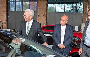 Daimler-Chef Ola K&auml;llenius (von links), Ministerpr&auml;sident Winfried Kretschmann, Audi-Vorstand Peter K&ouml;ssler und Porsche-Chef Oliver Blume am Donnerstag vor Beginn des Strategiedialogs Automobilwirtschaft. Die Chipkrise war auch hier Thema.
Foto: dpa
