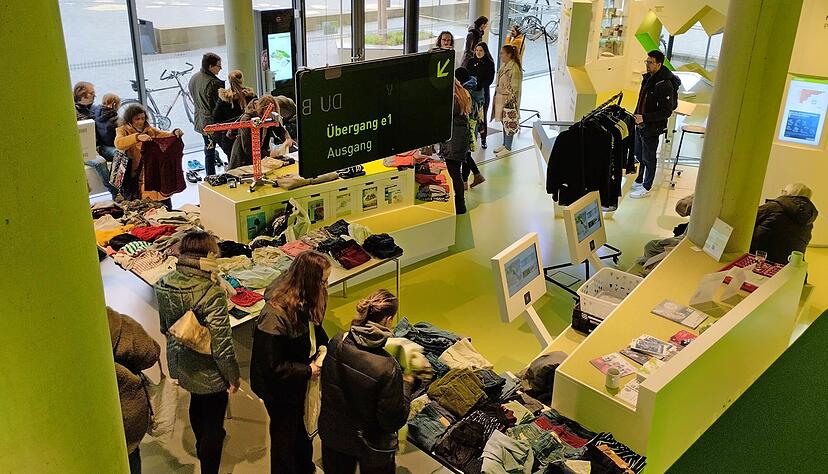 Beim Kleidertausch im Januar war das Interesse groß. Nur die Männer gingen häufig leer aus.

Foto: Viola Hoffmann