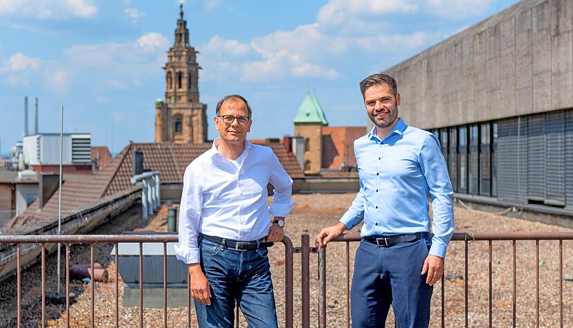Arthur Neufeld (rechts) und Klaus Striebich auf der Dachterrasse des Wollhauses: Hier trafen sich früher die Kaufhof-Mitarbeiter zur Pause.