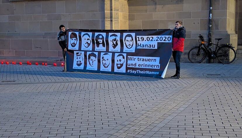 Bei der Kundgebung auf dem Kiliansplatz wurde die Forderung "Say Their Names" zur Erinnerung an die Opfer des Anschlags in Hanau auf einem Plakat gezeigt.