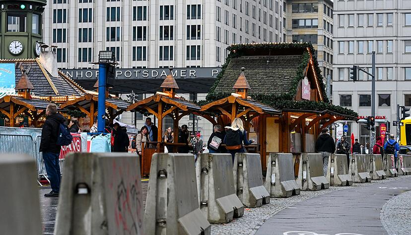 In Berlin und den anderen deutschen Städten werden die Weihnachtsmärkte mit Sperrelementen gesichert. In Berlin und den anderen deutschen Städten werden die Weihnachtsmärkte mit Sperrelementen gesichert.