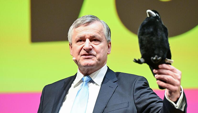 Mit einem Plüschvogel machte sich Rülke lustig über Cem Özdemir. Mit einem Plüschvogel machte sich Rülke lustig über Cem Özdemir.