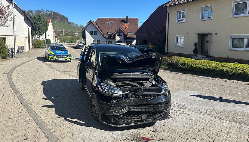 Am Dienstagnachmittag prallte ein Auto bei Untergruppenbach-Vorhof offenbar auf einen Rufbus.