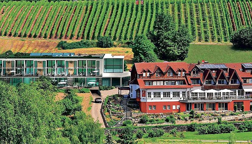 So sieht das Gebäude (links) aus, den der Hotel- und Gastronomiebetrieb an der westlichen Seite errichten möchte.
Montage/Planung: Hilmar Rothkegel So sieht das Gebäude (links) aus, den der Hotel- und Gastronomiebetrieb an der westlichen Seite errichten möchte.
Montage/Planung: Hilmar Rothkegel