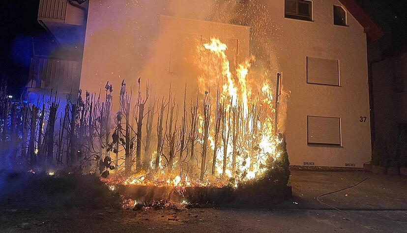 Durch das Feuer geriet die Au&szlig;enwand des Hauses in Mitleidenschaft.