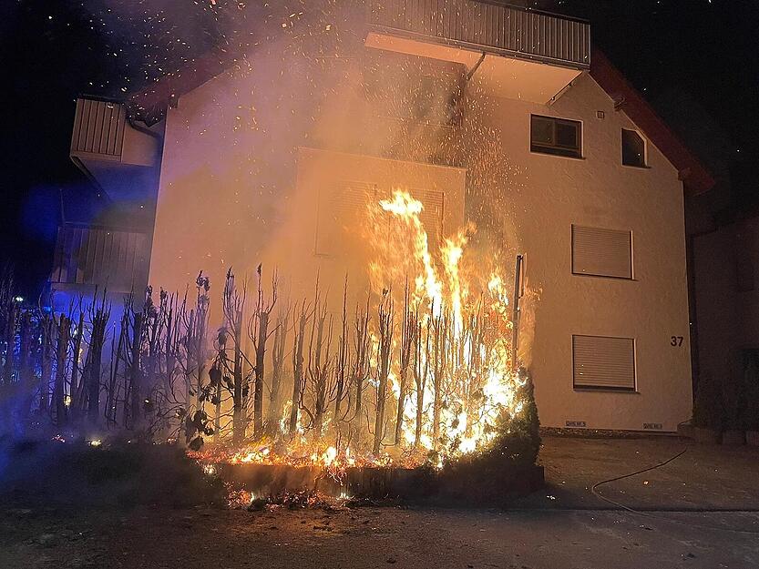 Durch das Feuer geriet die Au&szlig;enwand des Hauses in Mitleidenschaft.