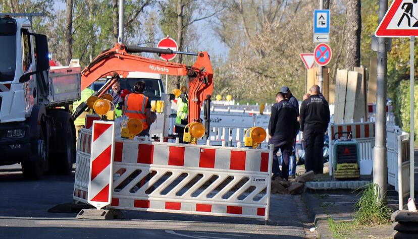An einer Baugrube stehen Arbeiter und Mitarbeiter vom Kampfmittelbeseitigungsdienst. An einer Baugrube stehen Arbeiter und Mitarbeiter vom Kampfmittelbeseitigungsdienst.