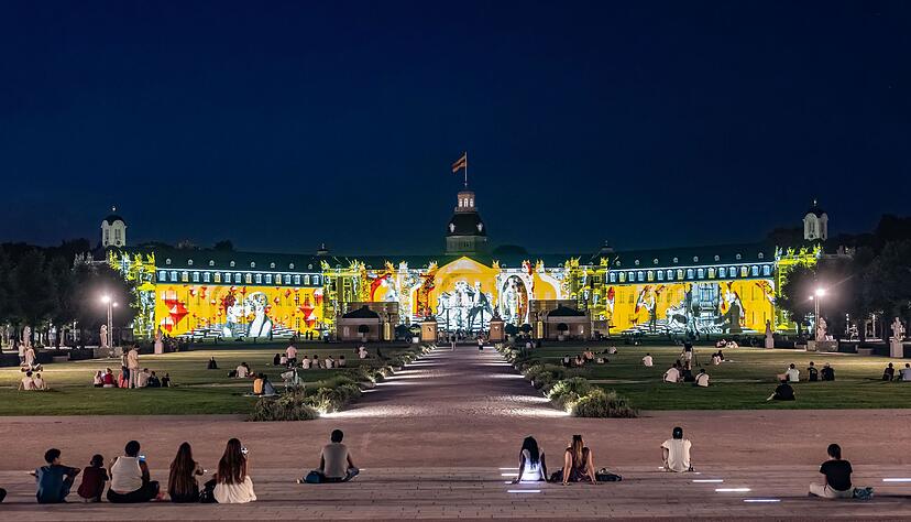 Besucher k&ouml;nnen bis Mitte September eindrucksvolle Lichtkunst auf dem Schloss in Karlsruhe bestaunen.