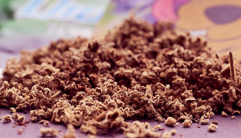 In sogenannte Kräutermischungen sind oft synthetische Cannabinoide enthalten, die auch tödlich wirken können. In sogenannte Kräutermischungen sind oft synthetische Cannabinoide enthalten, die auch tödlich wirken können.