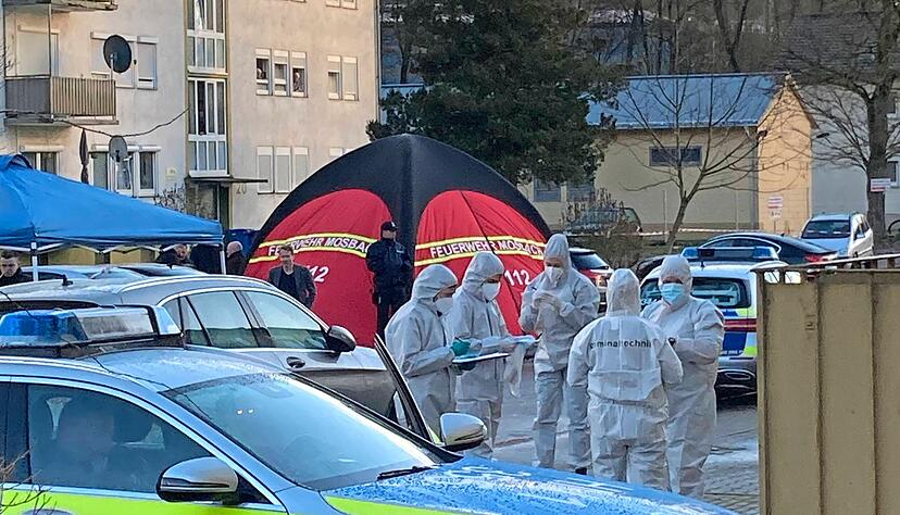 Beamte der Kriminalpolizei Heilbronn sichern Spuren am Tatort vor einem Wohnblock im Mosbacher Stadtteil Neckarelz.
Foto: Jürgen Kümmerle Beamte der Kriminalpolizei Heilbronn sichern Spuren am Tatort vor einem Wohnblock im Mosbacher Stadtteil Neckarelz.
Foto: Jürgen Kümmerle
