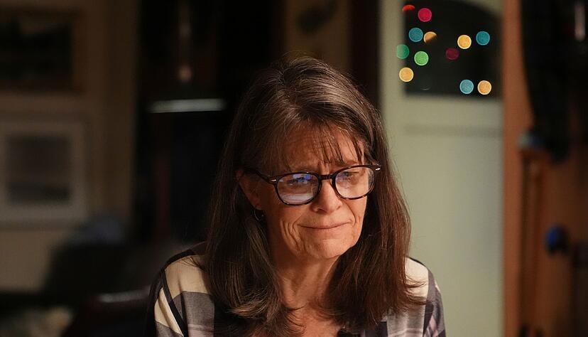 Mary E. Brunkow kurz nachdem sie erfahren hat, dass sie den Medizin-Nobelpreis 2025 erhalten wird.