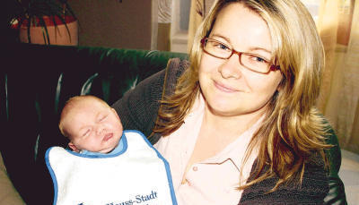 Der vier Wochen alte Meimsheimer Paul Eitel hat das Lätzchen der Stadt Brackenheim schon bekommen. Aber er macht sich noch nichts aus Geschenken, sondern genießt trotz Fotografin den Schlaf auf Mama Dianas Arm.
Fotos: Birgit Riecker Der vier Wochen alte Meimsheimer Paul Eitel hat das Lätzchen der Stadt Brackenheim schon bekommen. Aber er macht sich noch nichts aus Geschenken, sondern genießt trotz Fotografin den Schlaf auf Mama Dianas Arm.
Fotos: Birgit Riecker