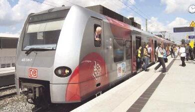 Die WM-S-Bahn hält am ausgebauten Kreuzungsbahnhof Sinsheim Museum/Arena: Für 11,3 Millionen Euro wurde die Station fantauglich gemacht.Fotos: Peter Boxheimer Die WM-S-Bahn hält am ausgebauten Kreuzungsbahnhof Sinsheim Museum/Arena: Für 11,3 Millionen Euro wurde die Station fantauglich gemacht.Fotos: Peter Boxheimer