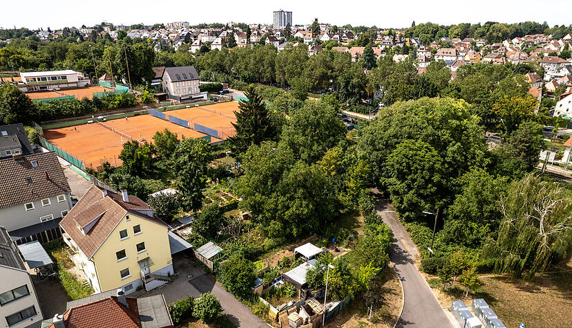 Das Grundst&uuml;ck mit Kleing&auml;rten in B&ouml;ckingen (Mitte des Bildes), das der Deutschen Bahn geh&ouml;rt, wird n&auml;chste Woche versteigert. F&uuml;r die &auml;u&szlig;ere Erschlie&szlig;ung des geplanten Baugebiets L&auml;ngelter wird die Fl&auml;che nicht ben&ouml;tigt.