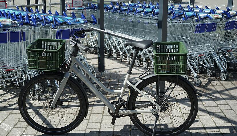 Je 17,5 Liter umfassen die beiden Kisten, nicht so viel wie ein Einkaufswagen, aber gut für einen ordentlichen Supermarkteinkauf. Je 17,5 Liter umfassen die beiden Kisten, nicht so viel wie ein Einkaufswagen, aber gut für einen ordentlichen Supermarkteinkauf.