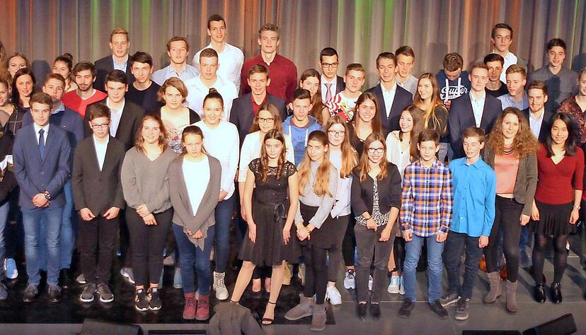 Die von der Sporthilfe Unterland unterst&uuml;tzten Talente aus der Region haben in der Kreissparkasse ihre F&ouml;rdersumme erfahren.
Fotos: Alexander Bertok