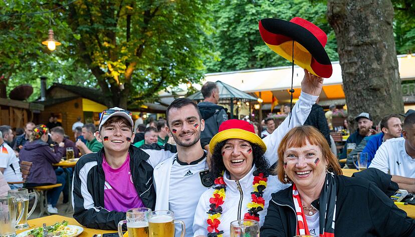 Public Viewing im Food Court - EM Auftraktspiel Deutschland vs Schottland