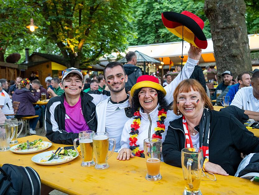 Public Viewing im Food Court - EM Auftraktspiel Deutschland vs Schottland