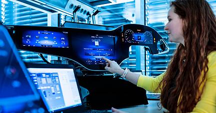 Das Electric Software Hub von Mercedes in Sindelfingen: Dort sind Funktionen zu Software, Hardware und Testing unter einem Dach gebündelt. Um bei Software eine Führungsrolle zu übernehmen, stellt das Unternehmen weiter ein.