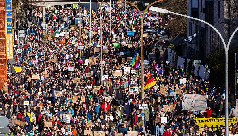 Viele Menschen gehen während einer Demonstration durch Freiburg und demonstrieren gegen rechts. Viele Menschen gehen während einer Demonstration durch Freiburg und demonstrieren gegen rechts.