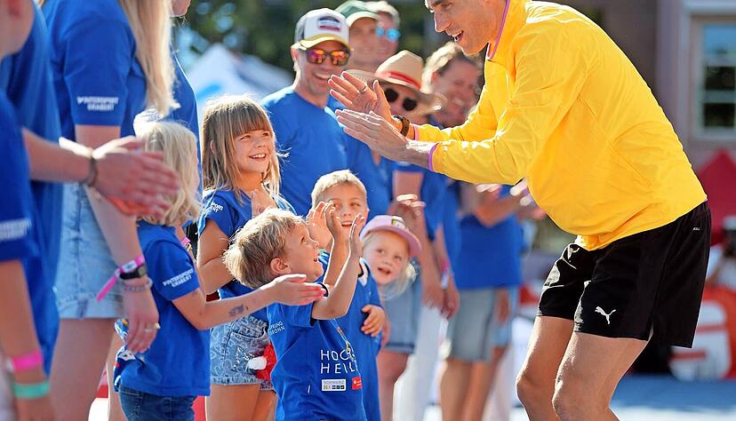 Abklatschen mit den Kleinsten: Die au&szlig;ergew&ouml;hnliche Atmosph&auml;re auf dem Heilbronner Marktplatz beeindruckt die Hochsprung-Asse wie Olympiasieger Hamish Kerr.