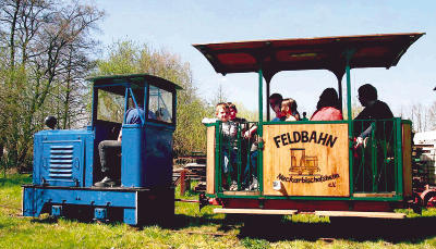 Kleine und große Fahrgäste haben an der Feldbahn in Neckarbischofsheim ihre Freude. Jetzt hat der Freundeskreis die Saison eröffnet.
          Foto: Manuel Fischer