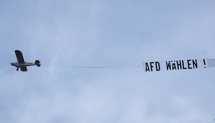 Die AfD nutzte den Wahlkampfauftritt der Kanzlerin, um Werbung in eigener Sache zu machen. Am Mittwochabend kreiste ein Flugzeug mit einem Banner über der Innenstadt.