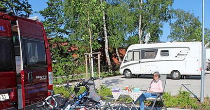 Eva-Maria Brandner aus Mosbach ist mit ihrem Mann Harry und Hündin Nala mit dem Wohnmobil nach Eppingen gereist. Der neue Stellplatz wurde neben dem Festplatz an der Talstraße errichtet.
Foto: Jörg Kühl Eva-Maria Brandner aus Mosbach ist mit ihrem Mann Harry und Hündin Nala mit dem Wohnmobil nach Eppingen gereist. Der neue Stellplatz wurde neben dem Festplatz an der Talstraße errichtet.
Foto: Jörg Kühl