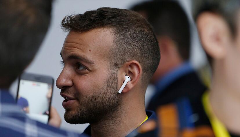 2016: Ähnlich wie bei den Kopfhörern für den iPod setzt Apple bei den kabellosen Airpods auf die Signalfarbe Weiß. 2016: Ähnlich wie bei den Kopfhörern für den iPod setzt Apple bei den kabellosen Airpods auf die Signalfarbe Weiß.