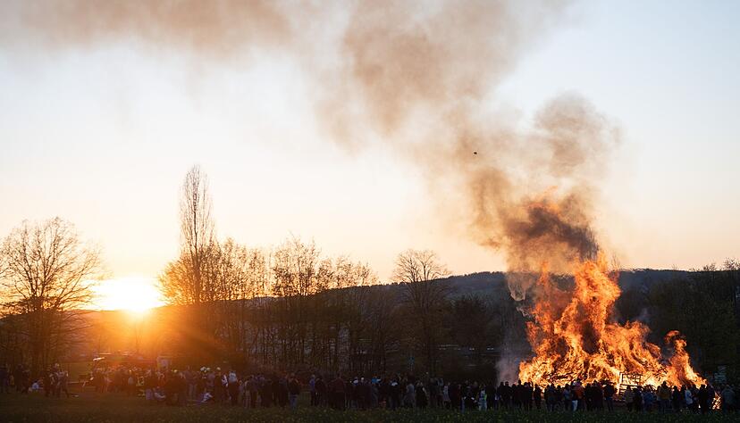 Versprüht Gemütlichkeit, aber eben auch Funken: das Osterfeuer. Wer gut versichert ist, braucht diese nicht zu fürchten. Versprüht Gemütlichkeit, aber eben auch Funken: das Osterfeuer. Wer gut versichert ist, braucht diese nicht zu fürchten.