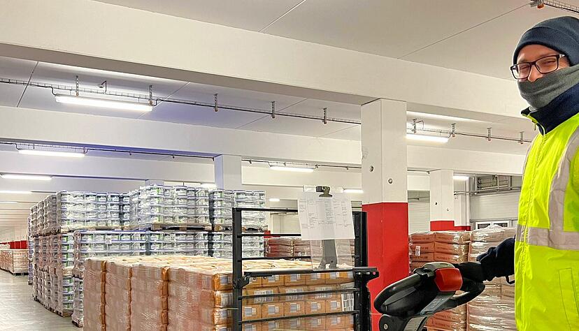 Domenic Baran f&auml;hrt die Paletten mit abgepackten Mehlt&uuml;ten ins Lager. Seine Schicht geht bis 6 Uhr morgens, dann stehen an den Rampen die ersten Lkws, um die fertige Ware abzuholen.