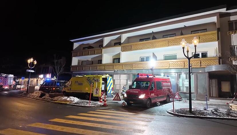 Rettungskr&auml;fte sind in der N&auml;he des Bereichs zu sehen, in dem in der Bar und Lounge Le Constellation in den fr&uuml;hen Morgenstunden der Silvesternacht ein Feuer ausgebrochen ist.