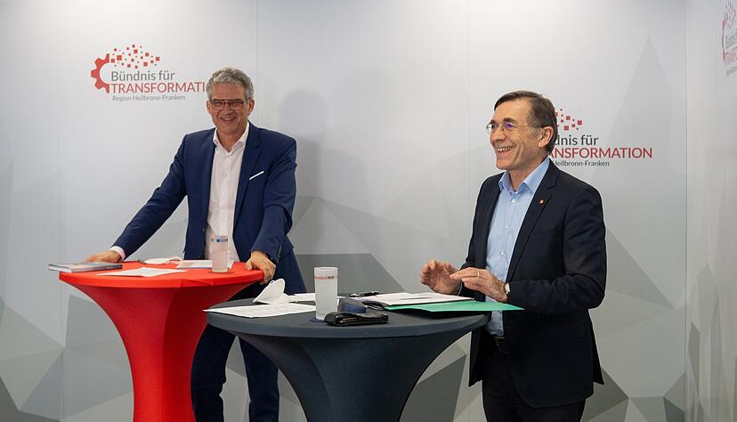 Steffen Hertwig (l.), Koordinator des B&uuml;ndnisses f&uuml;r Transformation und Rudolf Luz, stellvertretender Vorsitzender der B&uuml;rgerinitiative Pro Region, bei der Begr&uuml;&szlig;ung.