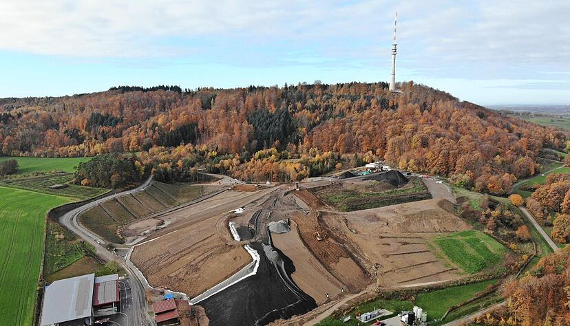 Rechts liegt die alte Hausmülldeponie, die von oben abgedichtet wird, links der neu erschlossene Abschnitt. Auf acht Hektar wäre eine PV-Anlage möglich.
Foto: privat