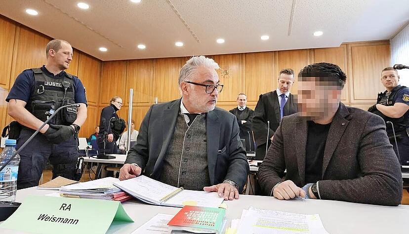 Verteidiger Thorsten Weismann mit dem Hauptangeklagten Muhamed R. Der ahnt bereits, dass er eine lange Haftstrafe erhalten wird.
Foto: Thumilan Selvakumaran
