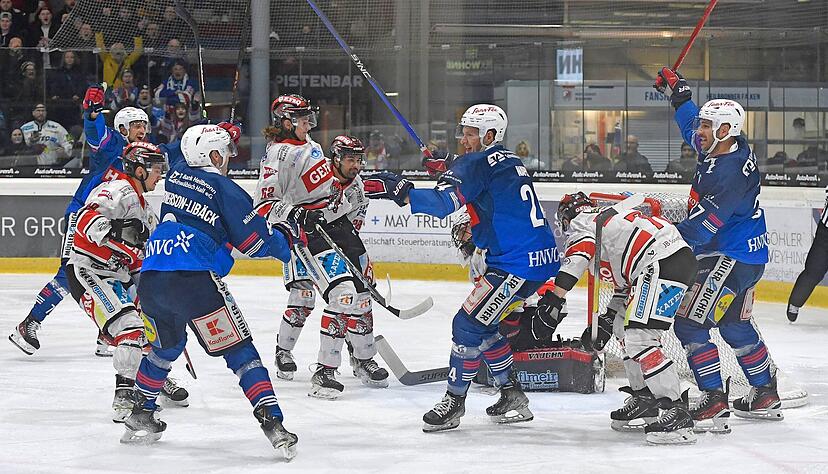 Erst geehrt, dann zwei Mal getroffen: Corey Mapes (Mitte) und Freddy Cabana (rechts) erzielten im Dezember beim 4:3 gegen Memmingen alle Falken-Tore.
Foto Mario Berger