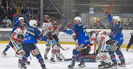 Erst geehrt, dann zwei Mal getroffen: Corey Mapes (Mitte) und Freddy Cabana (rechts) erzielten im Dezember beim 4:3 gegen Memmingen alle Falken-Tore.
Foto Mario Berger