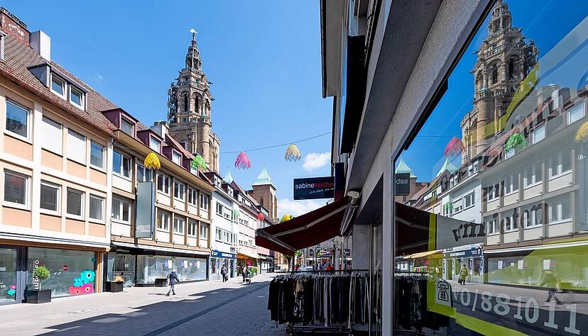 Blick in die Heilbronner Kirchbrunnenstraße. Trotz großer Anstrengungen der Händler herrscht auch in dieser attraktiven Straße Leerstand. Im Zen trum gibt es 70.000 Quadratmeter Verkaufsfläche. Mode und Gastro werden gut nachgefragt. Blick in die Heilbronner Kirchbrunnenstraße. Trotz großer Anstrengungen der Händler herrscht auch in dieser attraktiven Straße Leerstand. Im Zen trum gibt es 70.000 Quadratmeter Verkaufsfläche. Mode und Gastro werden gut nachgefragt.