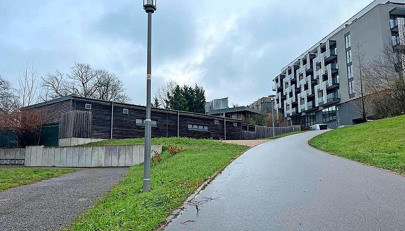 Auf der Rückseite des Rappsodie-Hallenbads soll ein Eingangsgebäude entstehen, um während des Neubaus den Saunabetrieb aufrecht zu erhalten. An passenden Angeboten mangelt es allerdings seit Monaten.
