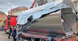 Die Folie muss runter: Am Dienstag wurde das neue Treber-Silo bei Palmbräu in Eppingen angeliefert. Die Adelshofer Straße war einige Stunden gesperrt.
Foto: Jörg Kühl Die Folie muss runter: Am Dienstag wurde das neue Treber-Silo bei Palmbräu in Eppingen angeliefert. Die Adelshofer Straße war einige Stunden gesperrt.
Foto: Jörg Kühl