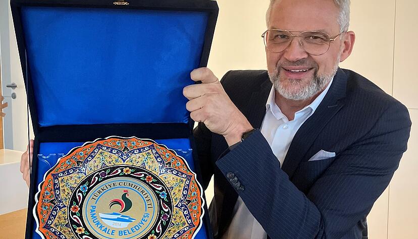 Oberbürgermeister Steffen Hertwig zeigt das Geschenk aus der möglichen Partnerstadt Pamukkale.