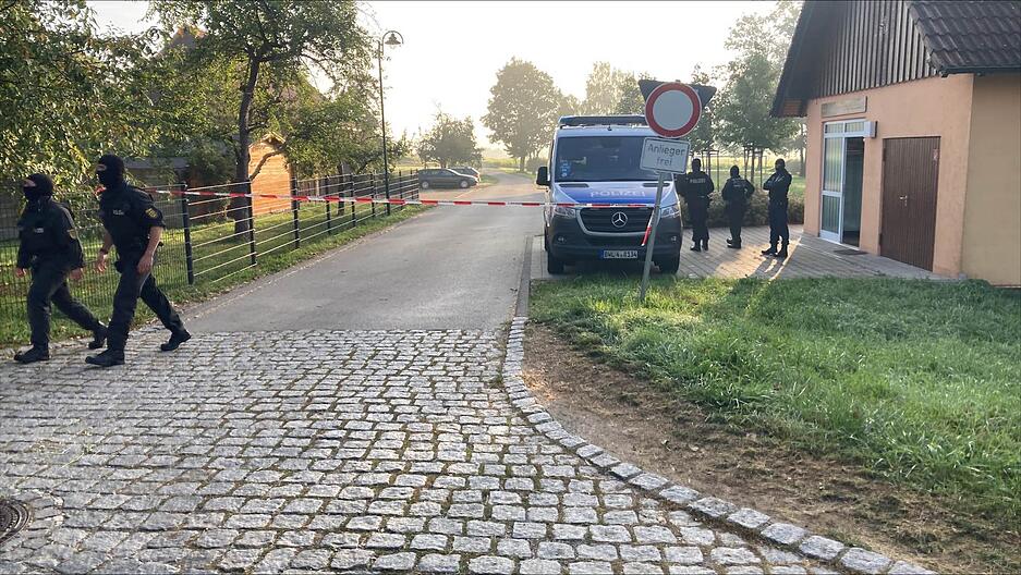 Bundesweit kommt es am Mittwochmorgen zu Razzien bei Rechtsextremisten. Bundesweit kommt es am Mittwochmorgen zu Razzien bei Rechtsextremisten.