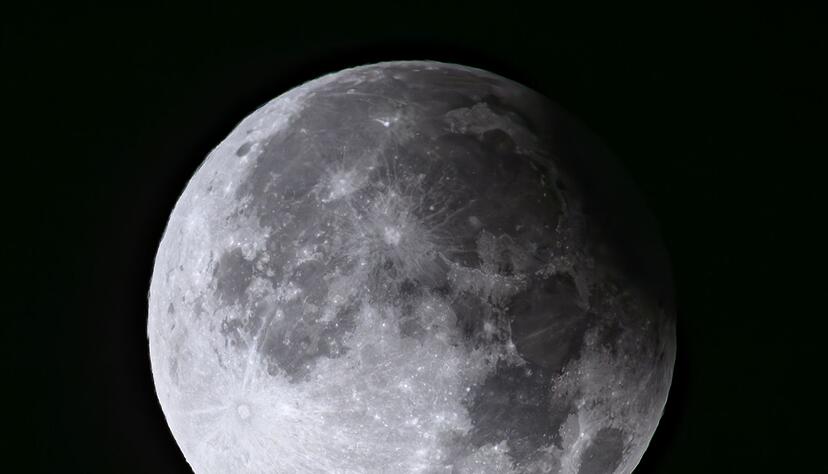 Eine partielle Mondfinsternis, bei der 9,1 Prozent des Mondes verdeckt waren.